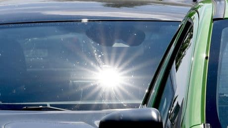 Der Vater vergaß es im Wagen - Kleinkind stirbt bei 25 Grad in Hitze-Auto