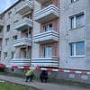 Rettungseinsatz: 36-jährige Frau stürzt mit Kleinkind von Balkon
