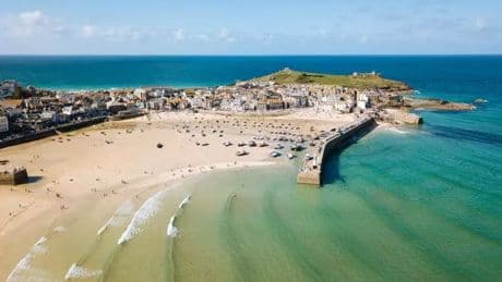 Gorgeous UK seaside town that tourists love but the locals 'have no hope'