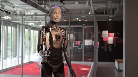 Der menschlichste Roboter der Welt - Ameca lächelt und zeigt Gefühle