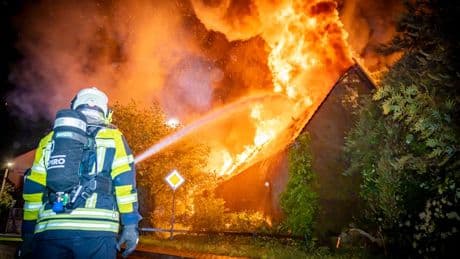 Mann (74) vermisst - Haus brennt nachts in Sächsischer Schweiz nieder