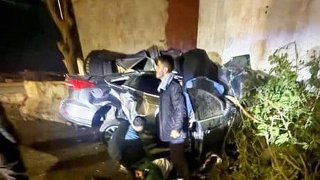 Duvara çarpan otomobildeki 2 kişi hayatını kaybetti