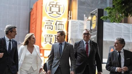 El tsunami pilla a Juanma Moreno y a tres consejeros en Japón: "Estamos bien, pero esperamos que no haya réplicas"