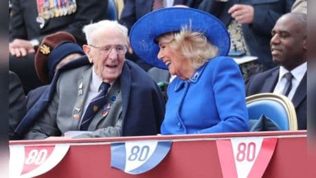 Königin Camilla bei VE Day in London: Königin amüsiert sich mit Veteranen
