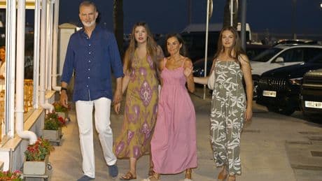 Los Reyes y sus hijas disfrutan de una cena en uno de sus restaurantes favoritos en Palma