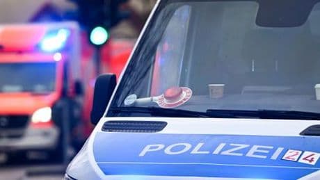 Baden-Württemberg: Krankentransport kollidiert mit Linienbus – Kind stirbt