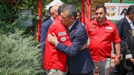 CHP lideri Özgür Özel, AKUT'a taziye ziyaretinde bulundu