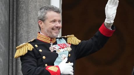 Federico de Dinamarca comienza la reconciliación con su hermano condecorando a sus hijos