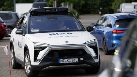 Bundesweites Pilotprojekt: Selbstfahrende Autos transportieren erste Fahrgäste
