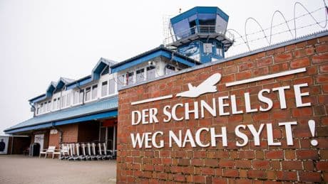 Armut in Deutschland | Mit rotem Kopf in der Freibadschlange