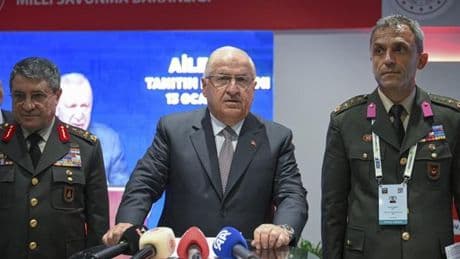Milli Savunma Bakanı Güler'den IDEF 2025'te "Aile Yılı Standı"na ziyaret