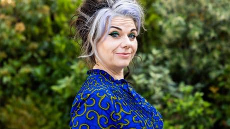 El gran 'womansplaining' de la feminista Caitlin Moran: "Los chicos no saben rebelarse. ¡Copiadnos a nosotras, llevamos 150 años haciéndolo!"
