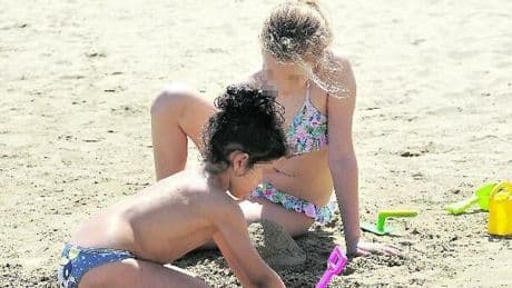 Meduse e punture di insetti, come proteggere i bambini: da creme e spray, a ghiaccio e impacchi di aceto. La guida