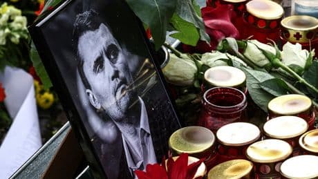 Decenas de personas son despedidas por sus comentarios sobre el asesinato de Charlie Kirk