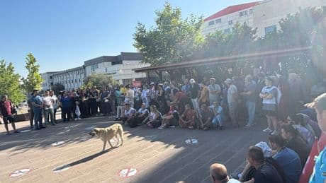 Denizli'de sağlık işçileri oturma eylemi yaptı