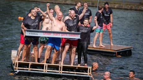 «Unser Stahl geht baden»: Stahlarbeiter springen ins Wasser