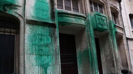 A Paris, le Mémorial de la Shoah et trois synagogues visés par des jets de peinture verte dans la nuit : une enquête est ouverte