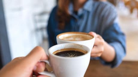 Un estudio reciente revela con qué mezclar el café para estar más despierto por las mañanas