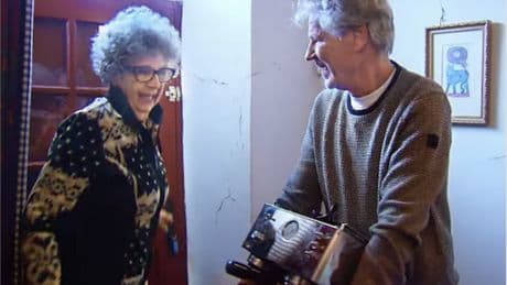 Koffiesnob Joop Kuiper (77) voelde zich ’tv-vulling’ in B&B vol liefde: ’Door Anja onterecht eruit gebonjourd...’