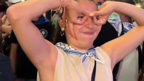 El reto viral de TikTok en el que unas 'gafas' se convierten en la flecha de Cupido durante Aste Nagusia