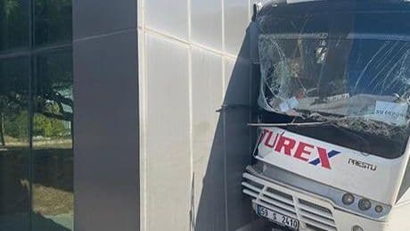 İşçi servisi direğe çarptı: 16 yaralı