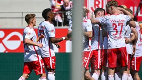Absteiger Regensburg ärgert KSC mit akrobatischem Flugkopfball