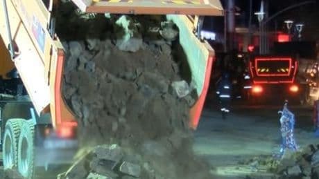 Sarıyer'de çöken yolun onarım çalışmaları gece boyunca sürdü