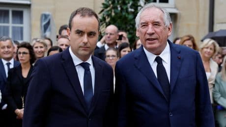 Sébastien Lecornu moins populaire que François Bayrou à son arrivée à Matignon, Emmanuel Macron au plus bas