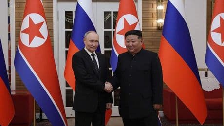 Poetin en Kim Jong Un wonen militaire parade bij in Peking ter herdenking WOII