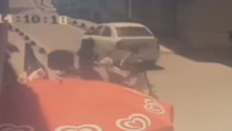 Scooter ile motosiklet çarpıştı! O anlar güvenlik kamerasında