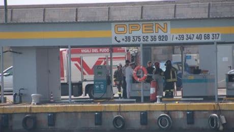 Fumogeno in un distributore di carburante a Sanremo, intervengono i vigili del Fuoco