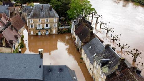 Crues: des niveaux record depuis plus de 30 ans battus en Dordogne, l'eau commence à refluer