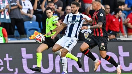 Kasımpaşa 10 kişiyle 3 puanı kaptı