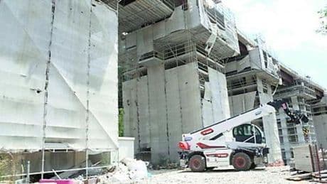 A6, giù dal viadotto per 14 metri. Operaio vivo per miracolo