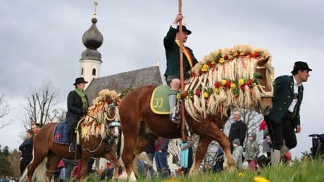 Brauchtum: Georgiritt mit Hunderten Pferden und Schwerttanz