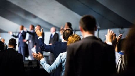 Oud-leden evangelische gemeenschap De Deur verenigen zich tegen hun voormalige kerk