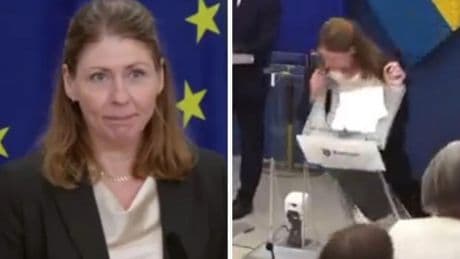 La impactante caída de la nueva ministra de Salud de Suecia durante su primera rueda de prensa