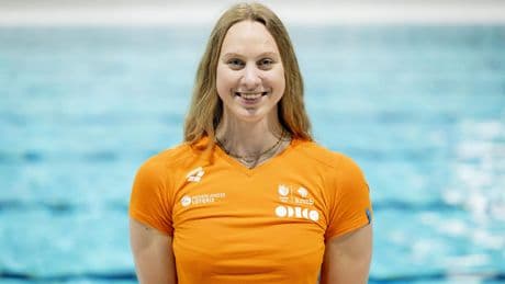 Ondanks zeldzaam groeisyndroom, kanker- en pestverleden bestormt Milou van Wijk (20) de zwemtop: ’We kunnen meer dan we denken’