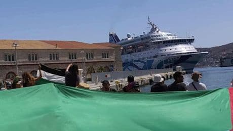 Mehr als 100 Demonstranten blockieren israelisches Kreuzfahrtschiff