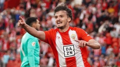 El Almería vuelve al playoff y reduce las opciones de permanencia del Eldense