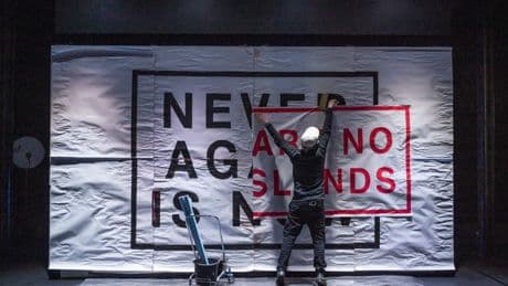 »Drei Mal links ist rechts« | Schauspiel Leipzig: Einmal nicht aufgepasst und schon Hitlergruß