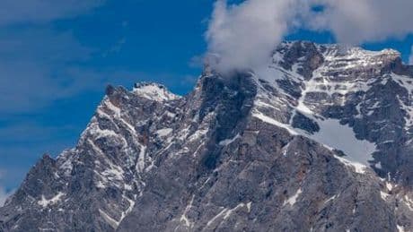 Zugspitze: Einsatzkräfte retten unterkühlte Bergsteiger in den Alpen
