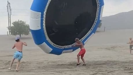 Sturm am Badestrand  - Trampolin wird zur Kraftprobe