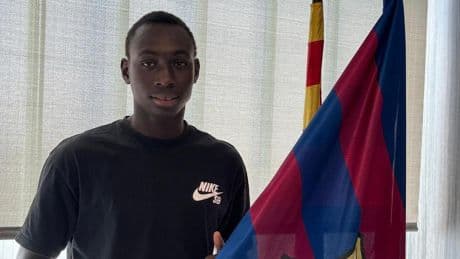 El gambiano Alieu Drammeh cumple 16 años y firma su continuidad en el Barça