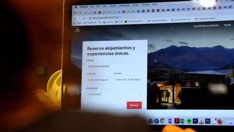 Airbnb acusa al Ayuntamiento de Barcelona de aplicar una &quot;metodología indiscriminada&quot; en la retirada de anuncios de pisos turísticos