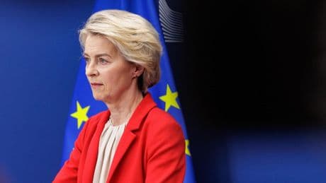 Ursula si butta a destra per restare in sella: Bruxelles congela le norme green
