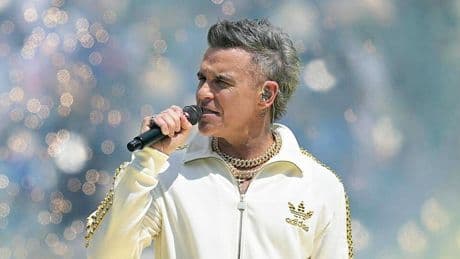 Robbie Williams (51) verbiedt kinderen mobieltjes: ’Geen drugs aan een 12-jarige geven’