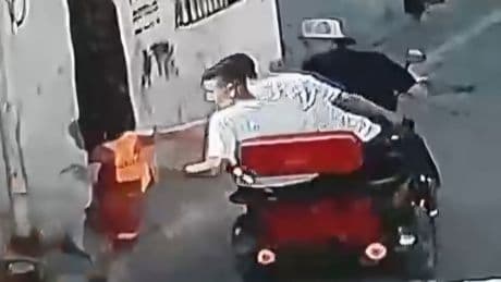 Adana'da 8 yaşındaki çocuğu formasından tutup sürüklediler! O anlar kamerada