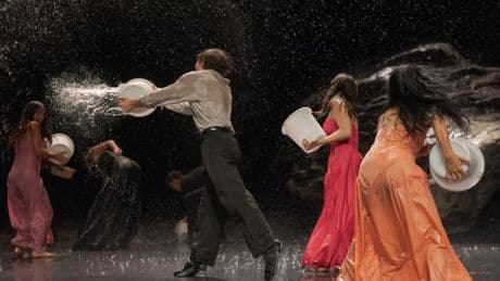 Au Théâtre de la Ville, « Vollmond », le déluge émotionnel de Pina Bausch