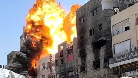 Beelden: enorme explosie na Israëlische luchtaanval